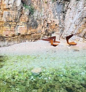 Dvě boty jsou ve vodě vedle útesu