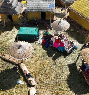 一组带有一群人和雨伞的玩具套装