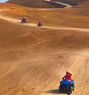 skupina lidí jedoucích na motorkách v poušti