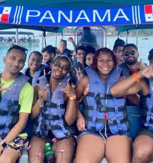 skupina lidí pózujících pro fotografii na lodi