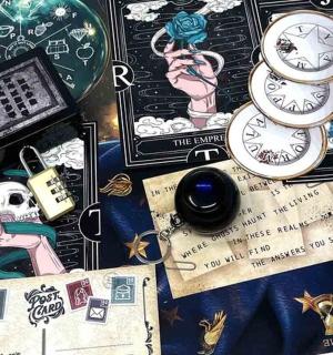 stůl s hodinami a dalšími předměty