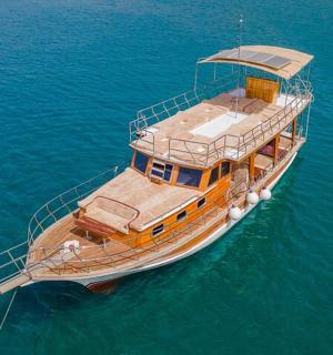 一艘船停靠在水中