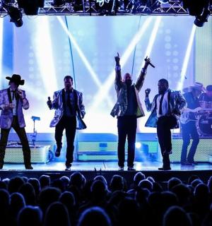 skupina hudebníků vystupujících na pódiu