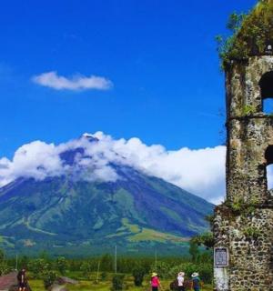 一座古老的塔，背景是一座山