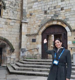 žena stojí před budovou