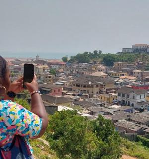 一位女士正在拍摄一座城市