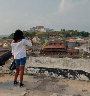 一位女士正在拍摄一座城市