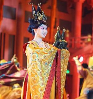 figurka ženy s korunou na hlavě