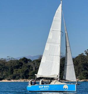 湖面上的一艘帆船