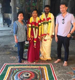 一群人站在地毯前