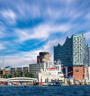 水中有船的城市景观