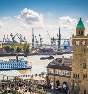 河边一座带有钟楼的建筑