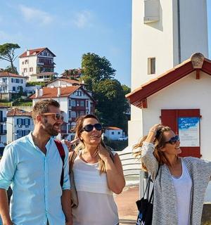 一群人站在一栋建筑物前