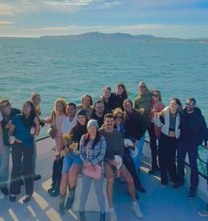 一群人在船上摆姿势拍照