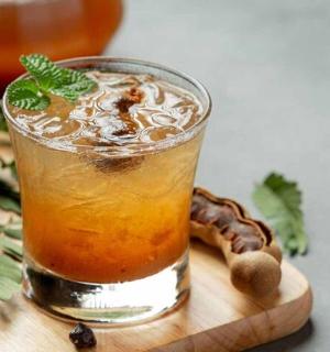 nápoj sedící na prkénku s ořechy