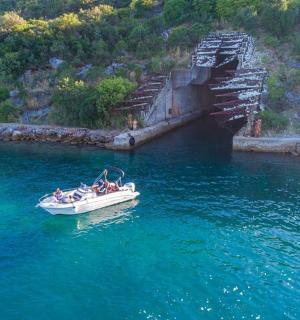 一群人在水中的船上