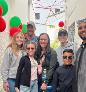 一家人在气球前合影