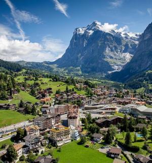 en luftfoto af en by i bjergene