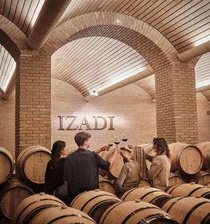 一群人站在酒窖里