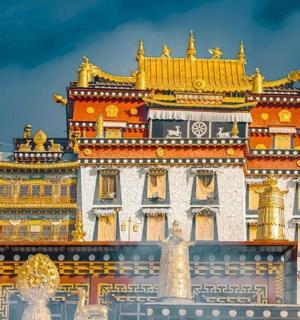 一座顶部有金色圆顶的大楼