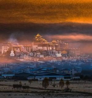 一座有宝塔的城市景观