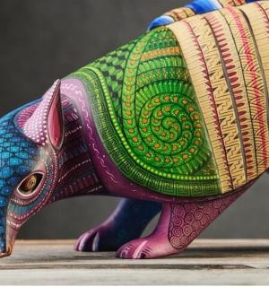 桌子上的彩色鱼雕像