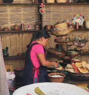 一名妇女正在厨房准备食物