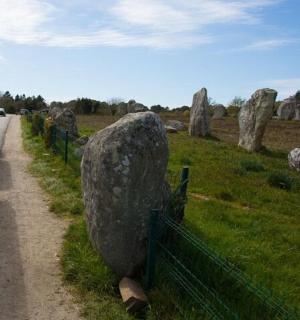 火车旁边栅栏上的一块大石头