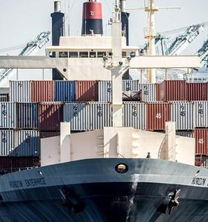 一艘大型集装箱船停靠在港口