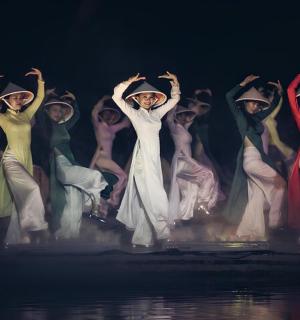 一群女人在舞台上跳舞