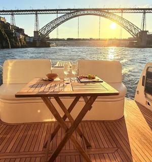 ein Tisch auf einem Boot auf einem Fluss mit einer Brücke