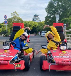 一群人骑着四轮车