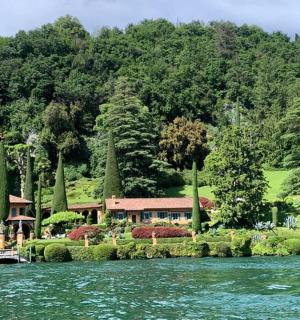 dům stojící na břehu jezera