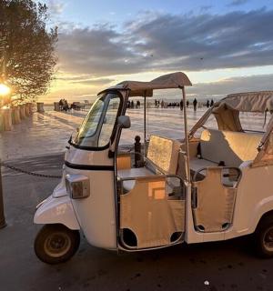 停在路边的一辆小型高尔夫球车