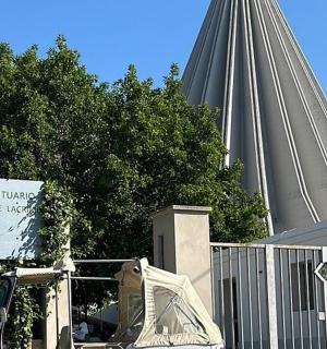 带围栏的教堂前的标志