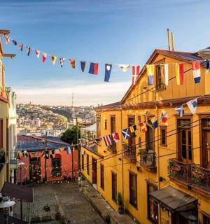 一条小巷里挂满旗帜和建筑物的景色