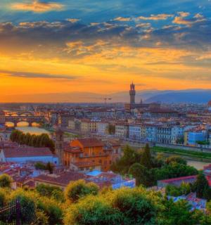 日落时的城市景观