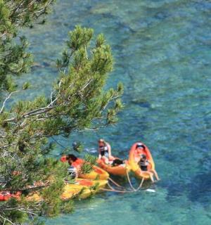 一群人在水中的木筏上