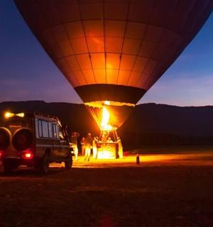 一群人乘坐的热气球