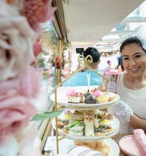 žena sedící u stolu s talířem jídla