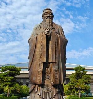 一座站在建筑物前的男人雕像