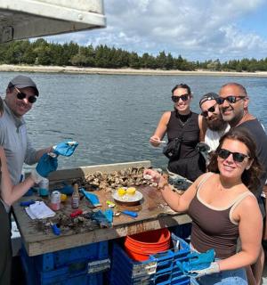 一群人围站在船上的一张桌子旁