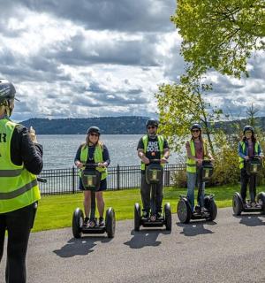 grupp inimesi, kes sõidavad teel segiftidel