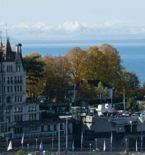 una vista di una città con un grande edificio