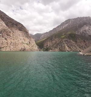 山前的一大片水域