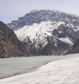 水域旁边的雪山