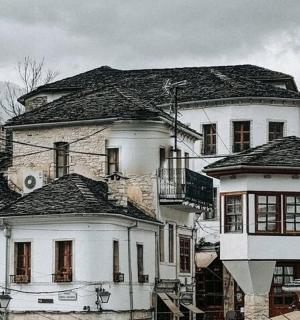 一座白色的大房子，前面有一面旗帜