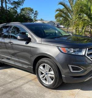 stříbrné auto je zaparkované na příjezdové cestě