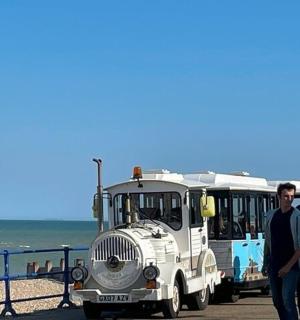 一辆旧车停在一辆公共汽车旁边