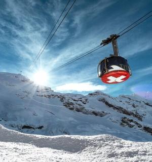 lyžařský vlek stoupající na zasněženou horu